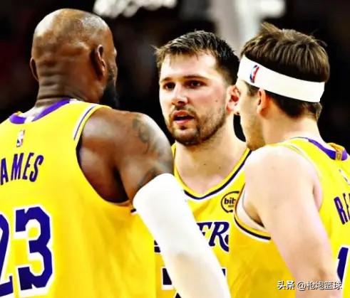 里夫斯徒有虚名啊

湖人客场挑战雷霆，开局湖人就被打爆，打了7分钟，湖人9-25