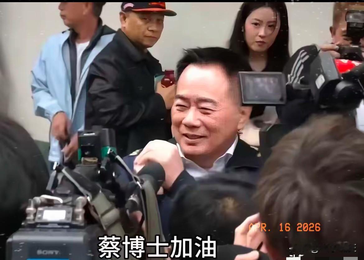 近日，邱毅探望因案入监的蔡正元，透露其入狱后头发全白、状态不佳。狱中医疗条件有限