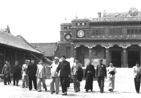 1955年6月17日，朱德同乌兰夫等参观呼和浩特喇嘛庙。