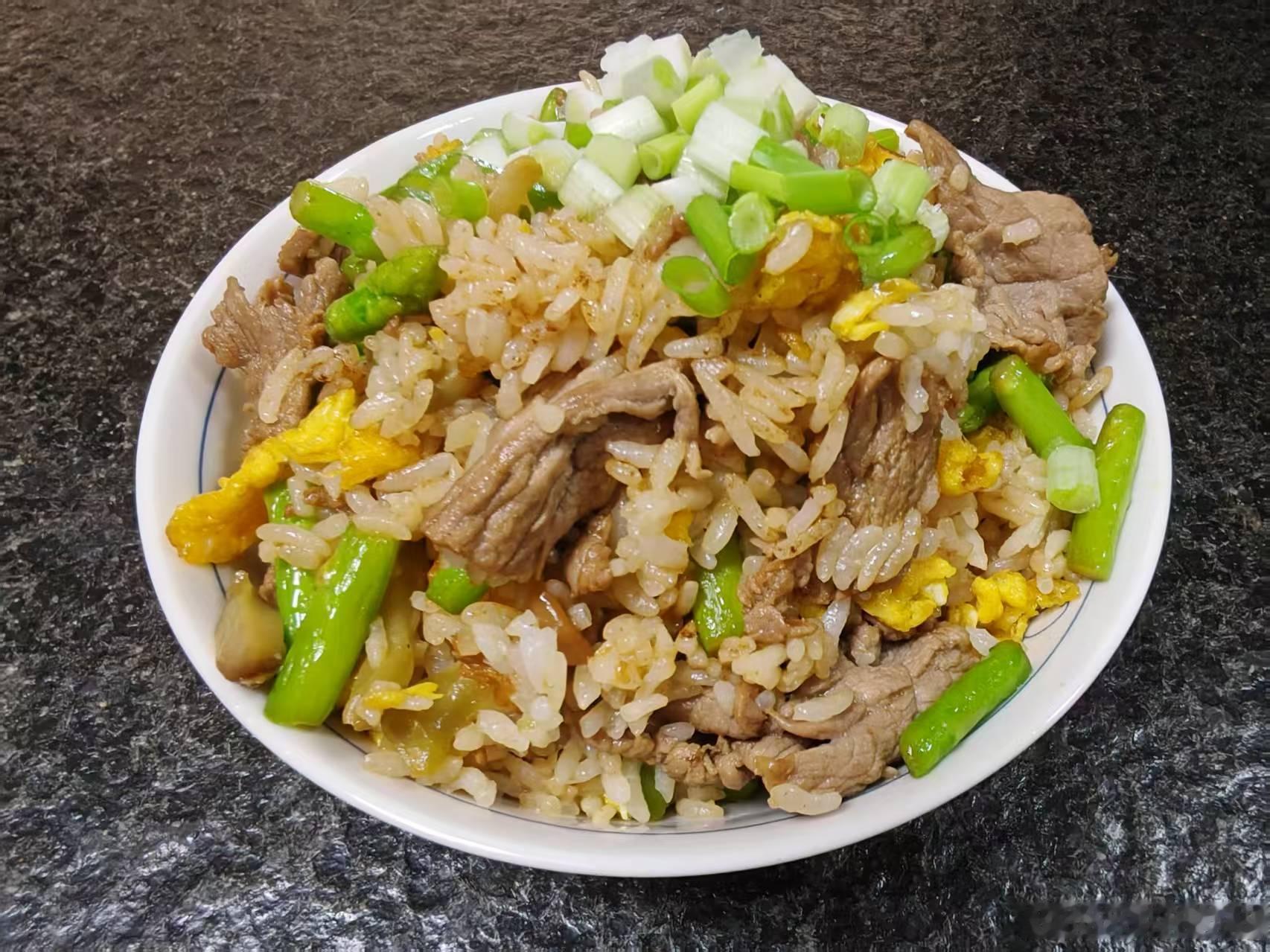 和江哥视频聊天。江哥讲老豆病情，说计划过两天等老豆病情稳定了就回北京。我问：“你