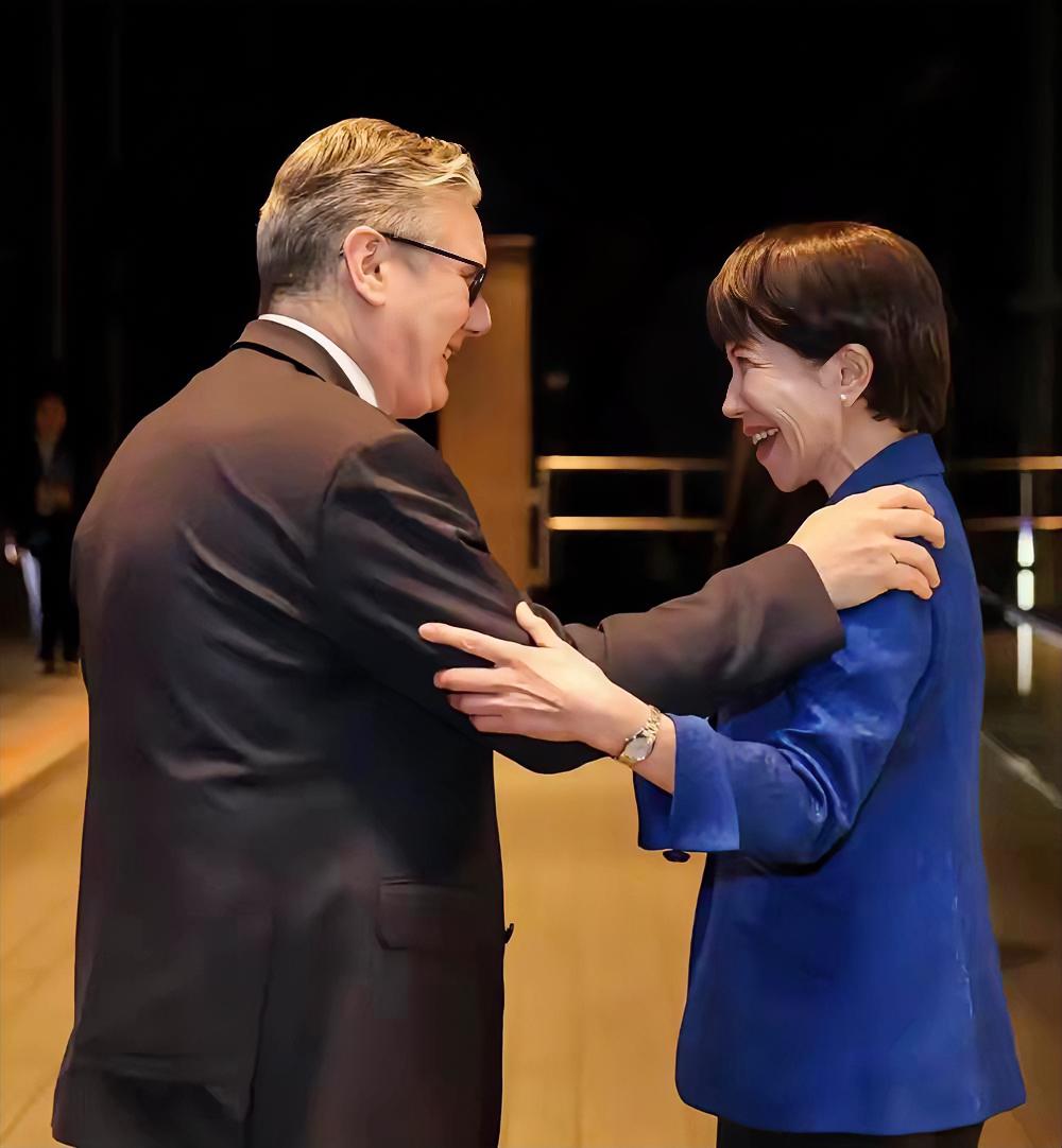 这画面想想就搞笑啊！高市一上来就拥抱，估计是想表达热情啥的，可没想到斯塔默这哥们