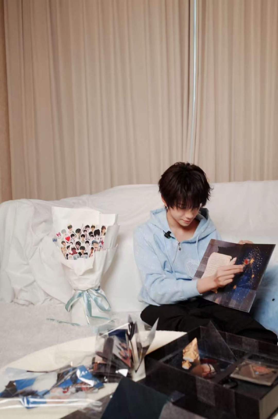 王橹杰生周开箱plog 王橹杰晒自己的生周 王橹杰晒第一次拆自己的生日周边 