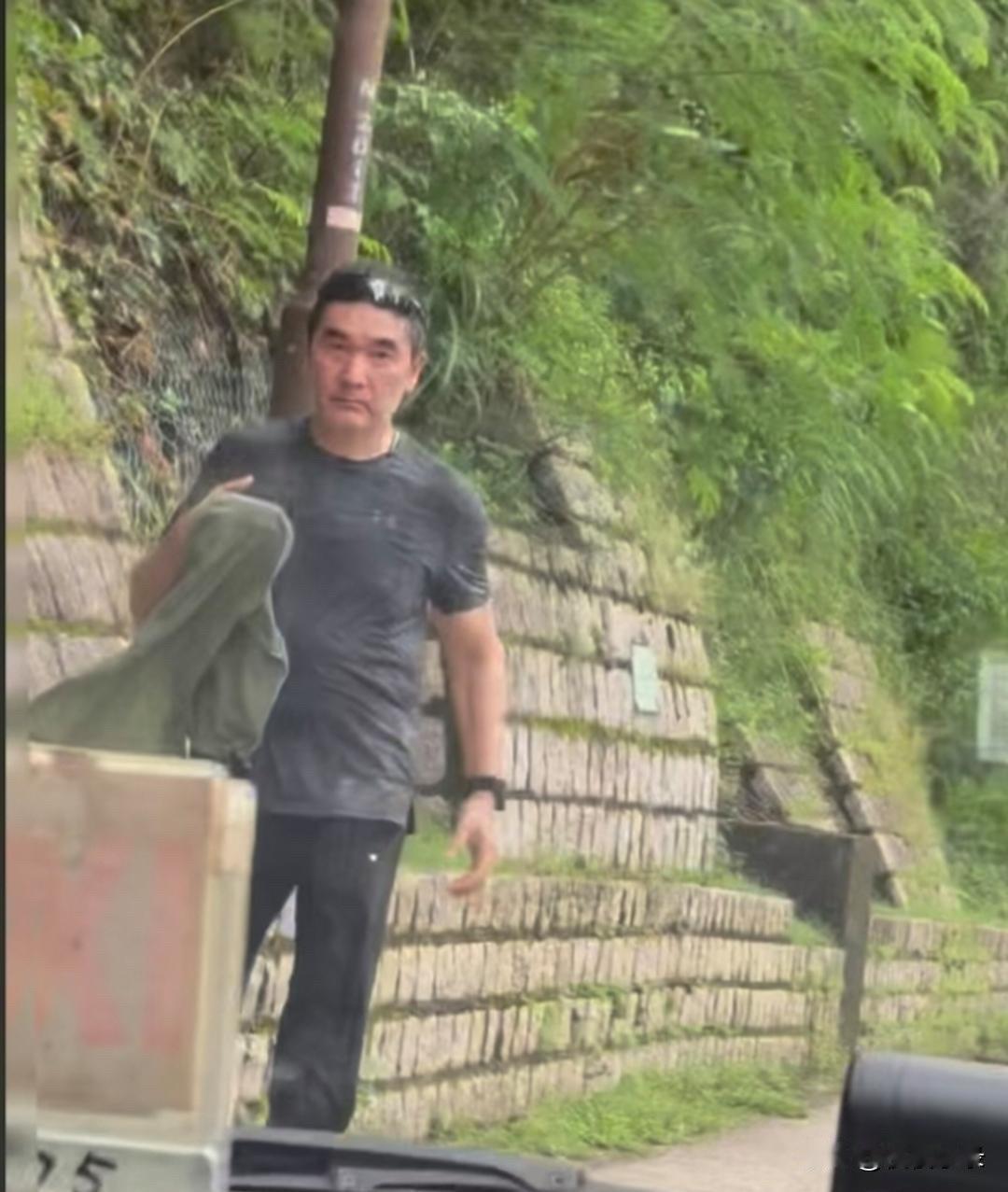 63岁方中信在香港海岛跑步被偶遇，他穿着一身便服，一边快走一边拿毛巾擦汗，整个人