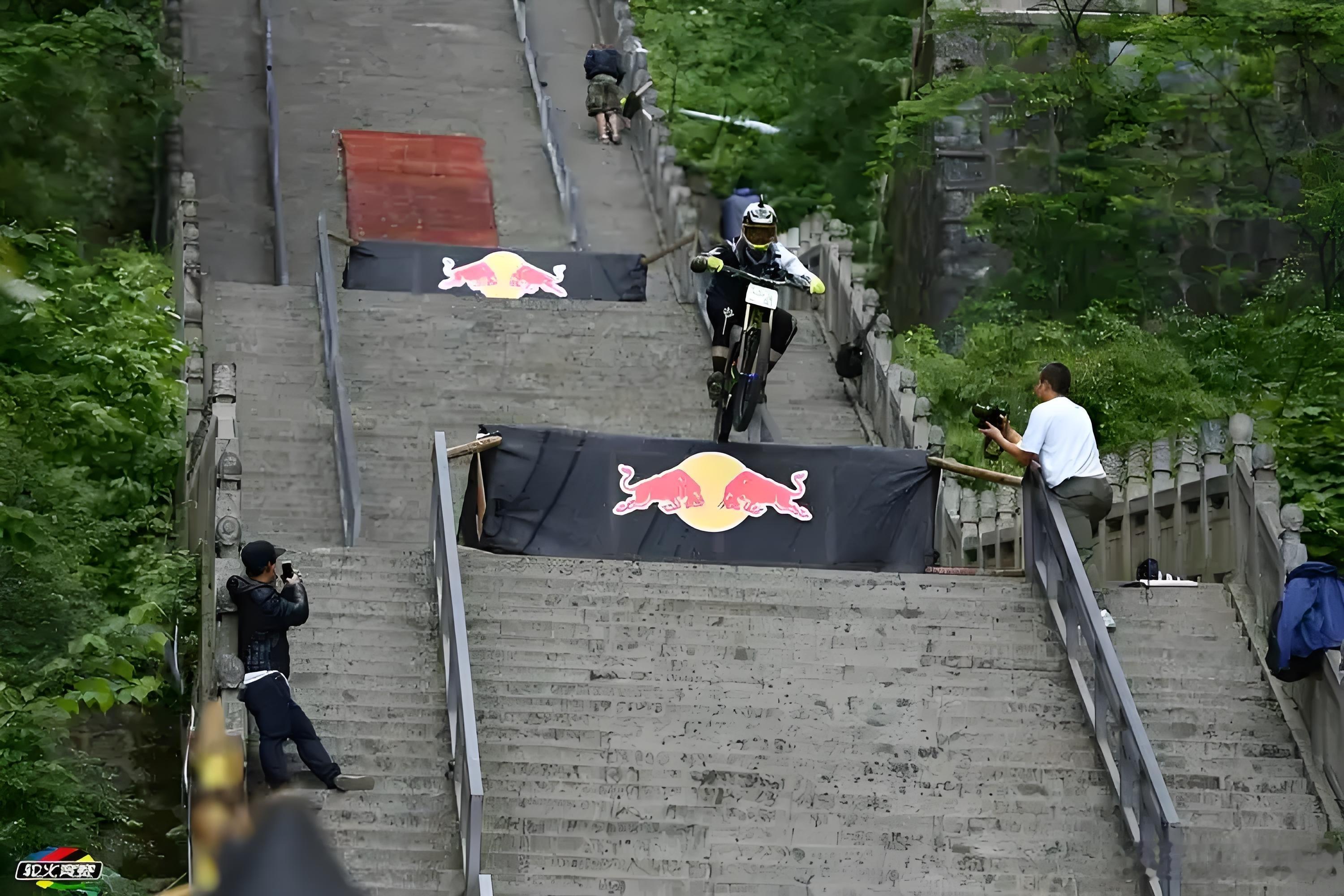 张家界天门山景区由天津宁发集团旗下的湖南张家界天门山旅游股份有限公司负责运营，承