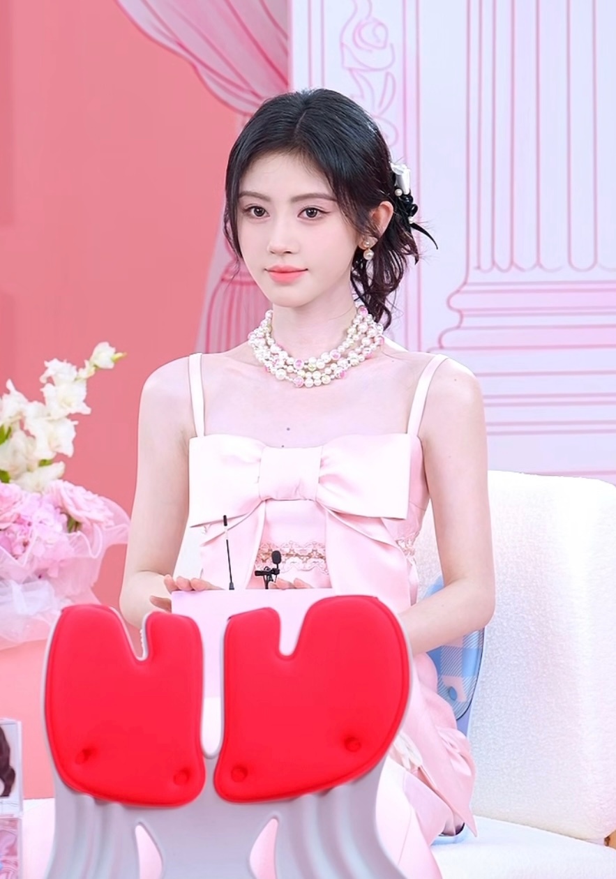 鞠婧祎韩小美 jjy鞠婧祎金钱堡垒 在浪漫的夏天，想和浪漫的你，去看浪漫的晚霞.