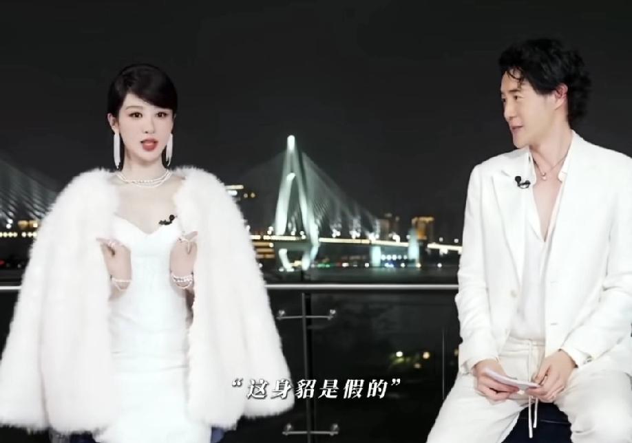 杨紫真的太可爱，在直播时一直强调自己穿的是假貂，是环保貂，是聚酯纤维做的，不是真