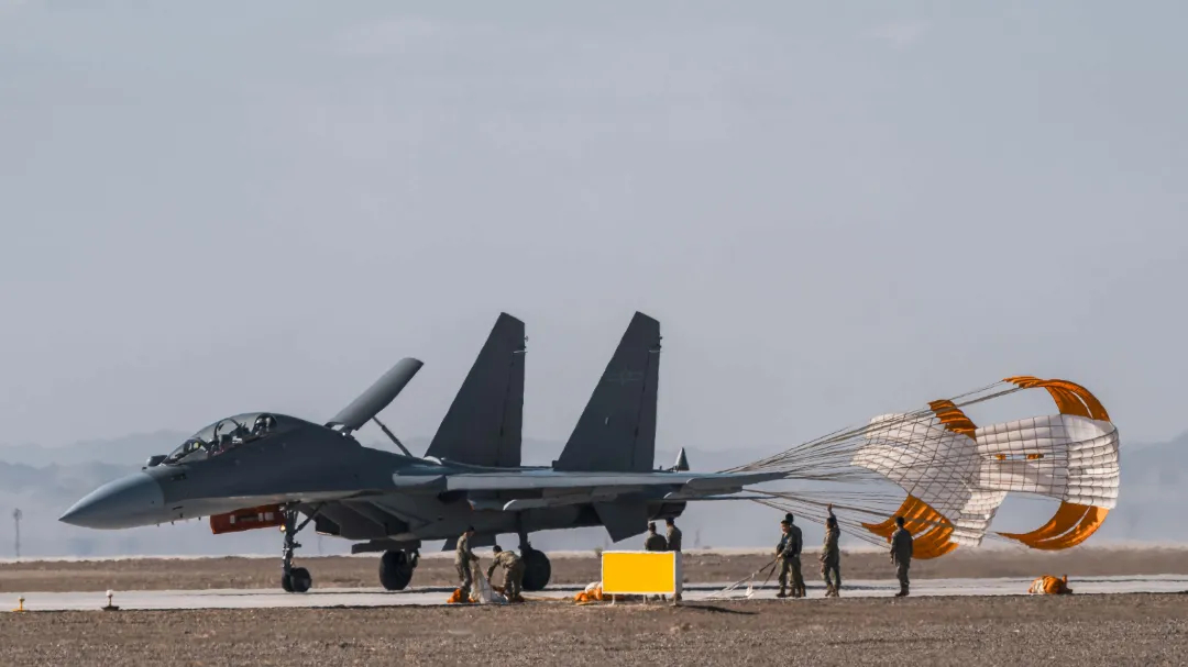 “大漠神箭”歼-16烽火问鼎计划制胜空天