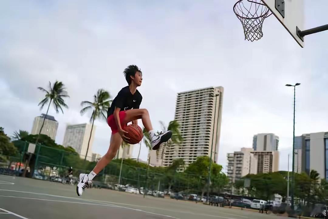 孙俪儿子等等14岁了，打篮球近照腿长十分抢镜，身形比例很优越 ，投蓝的姿态好帅气