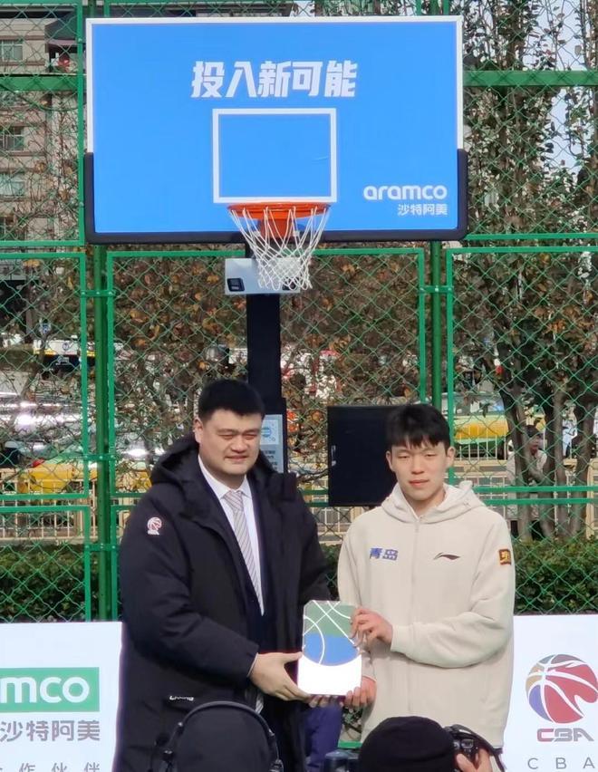 国外媒体人Synthetic Sports晒出杨瀚森的分析视频，认为杨瀚森是姚明