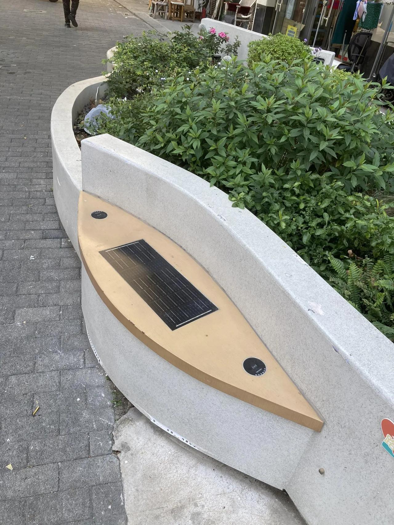 前两年上海抽风搞的街头无线充电
经历了这么久的日晒雨淋，全部报废，没见到一个还能