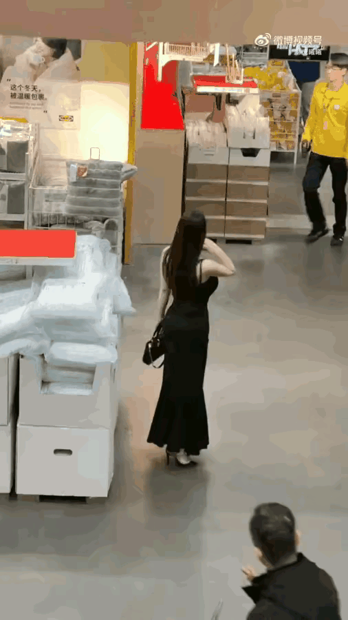 一个清纯可爱，一个火爆身材，性感无比！如果要选一个做女朋友，你会选择谁？女朋友挑