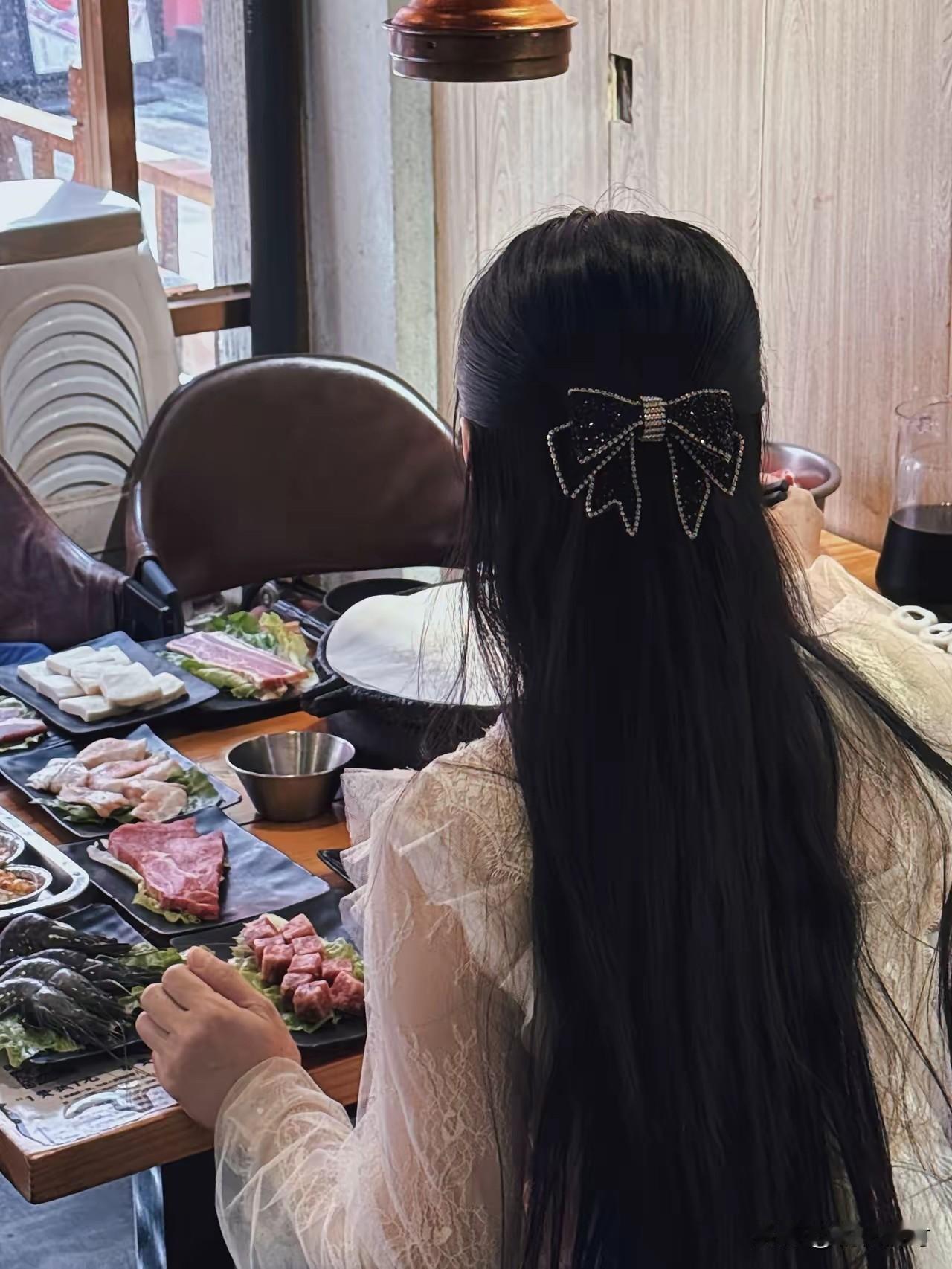 阜阳相亲名场面！
35岁大哥跟姑娘刚落座，姑娘咔咔点了7个硬菜，鱼、肉、海鲜全安