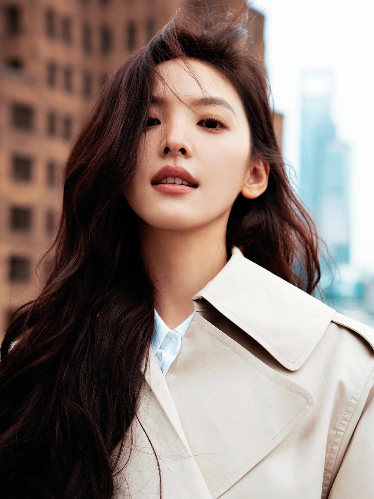 主持人问：你名气越大，就越要谨言慎行，你会不会觉得做这行代价很大。章若楠温柔回怼