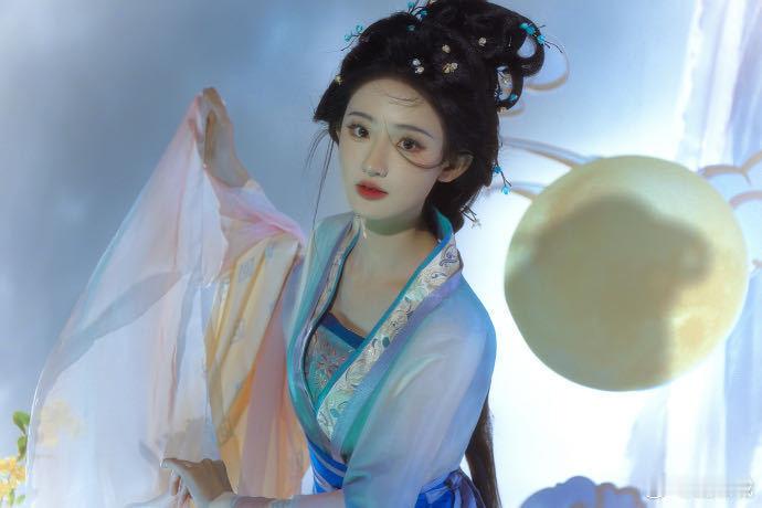 杨雨潼这个嫦娥皮肤我先笑纳了 杨雨潼的嫦娥造型也太贴角色了吧，眉眼间的温柔和清冷