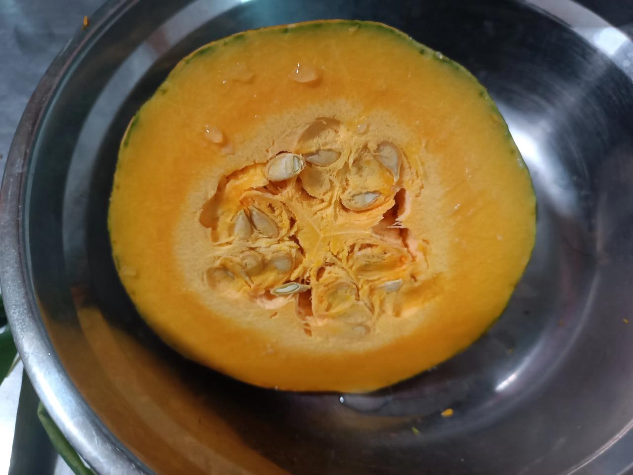 [爆竹][爆竹]
每天不知买啥菜好
今天买了南瓜🎃
好漂亮的
[点亮平安灯][