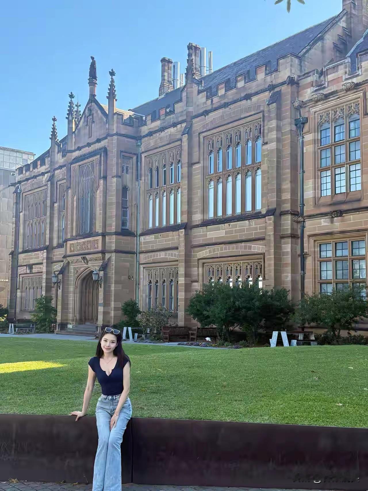 打卡哥特式建筑，感受历史与现代的碰撞！📸🏛️