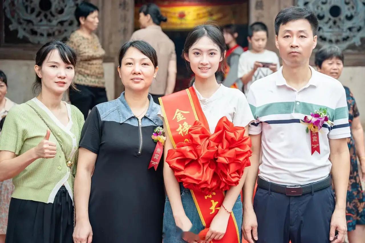 父母得上辈子拯救银河系，才能生这智慧与颜值齐飞的女儿吧？有这样的女儿父母不知能有