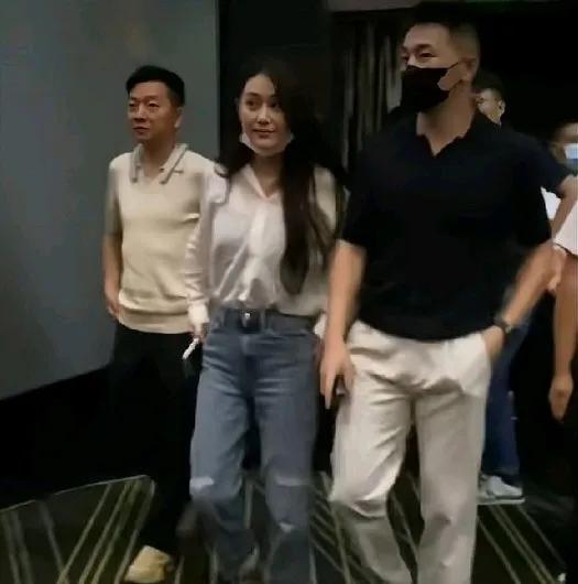 张馨予嫁给何捷真是太正确了。何捷是真帅啊。比李晨帅多了，还比李晨年轻。
张馨予也