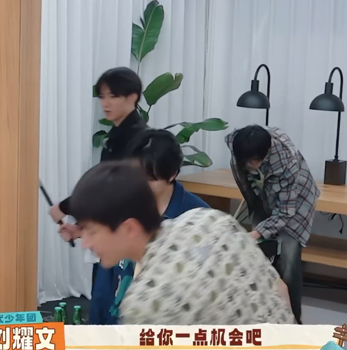 宋亚轩刘耀文打台球刘耀文宋亚轩运动默契度 宋亚轩刘耀文打台球，刘耀文宋亚轩运动默