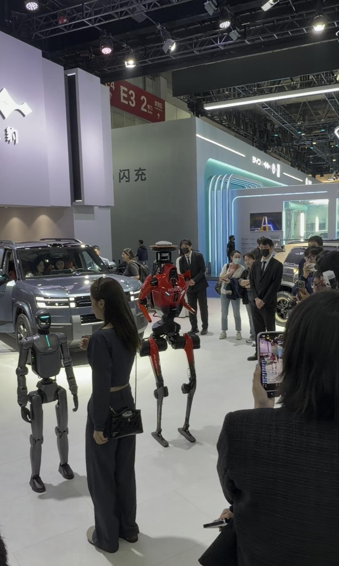 5天前还在亦庄半马赛道上破风狂奔，一转眼，“闪电”就空降北京车展了。
那个跑出5