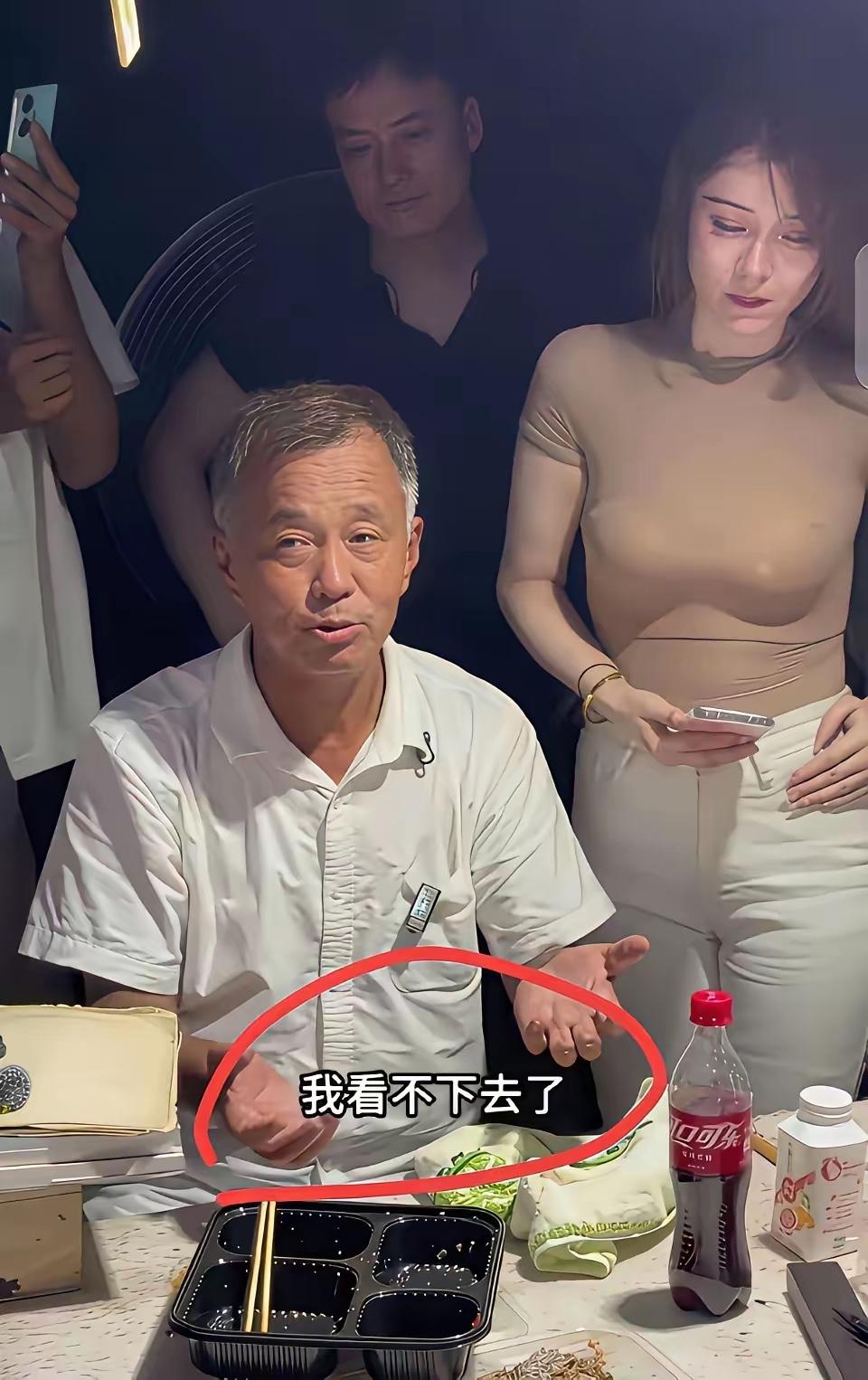 沈巍提到周星驰的电影时说了一句“我看完了五分钟就感觉没意思了”，没有什么好笑了。