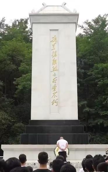 某导演的新片《东极岛》被抵制，真的不冤。

看看该导演是怎么给烈士鞠躬道歉的？居