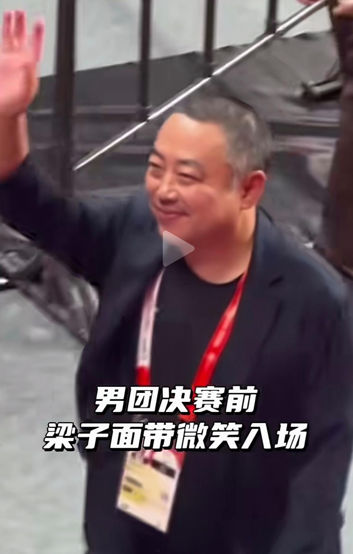 男团决赛前，刘国梁面带微笑，挥手入场，那是作为国乒掌舵人的底气和从容。可谁能想到