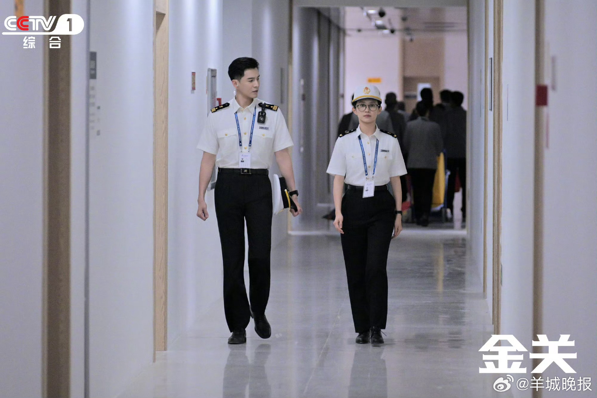 【#影视剧聚焦各行各业#】《金关》正在CCTV-1黄金档热播，该剧以旅检关员视角