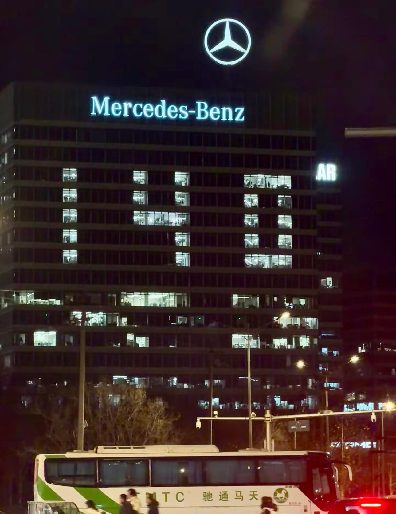 望京奔驰大厦，奔驰140周年的庆典这就开始预热了？！（感谢网友供图）李楠说道李楠