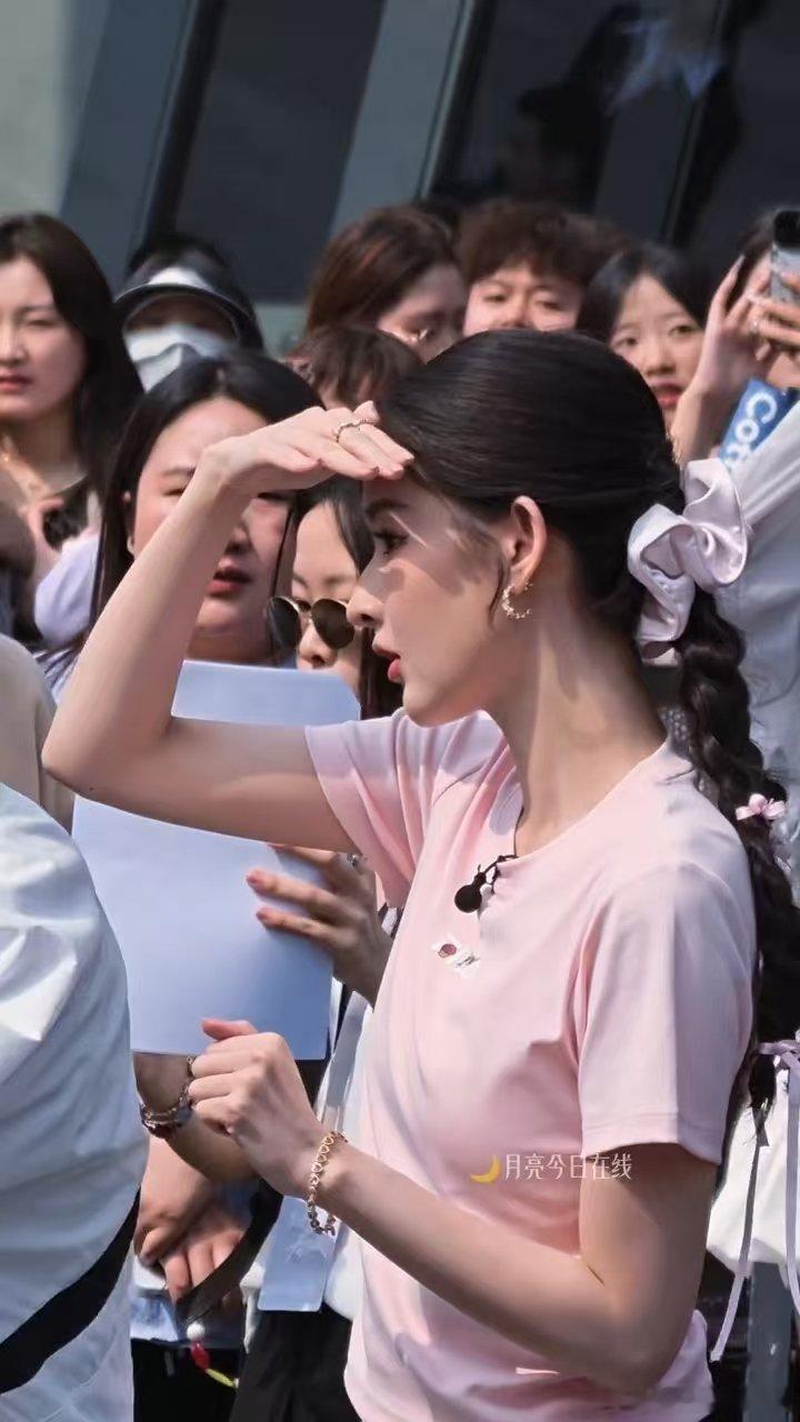 顶光下的王玉雯 王玉雯北京线下活动生图，扛住了顶光，好漂亮！王玉雯北京活动生图王
