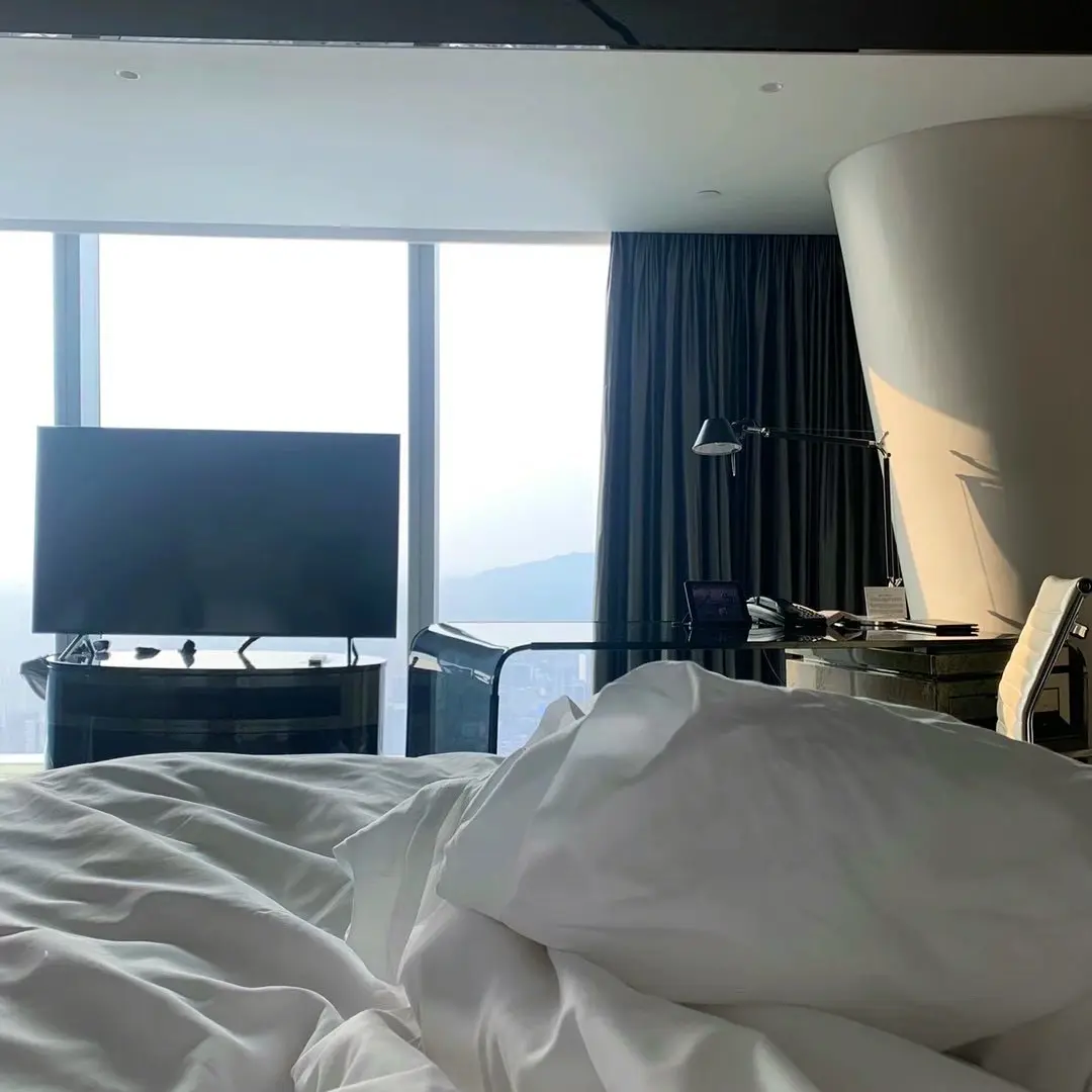 工作忙碌完给自己补个午觉 醒来正巧太阳刚下山 落日余晖 我觉得此刻正靠近幸福。