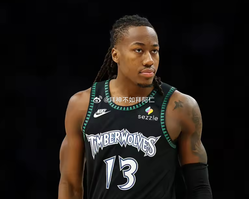 NBA常规赛，森林狼124-94大胜独行侠。本场比赛多苏穆迎来复出，首发打了33