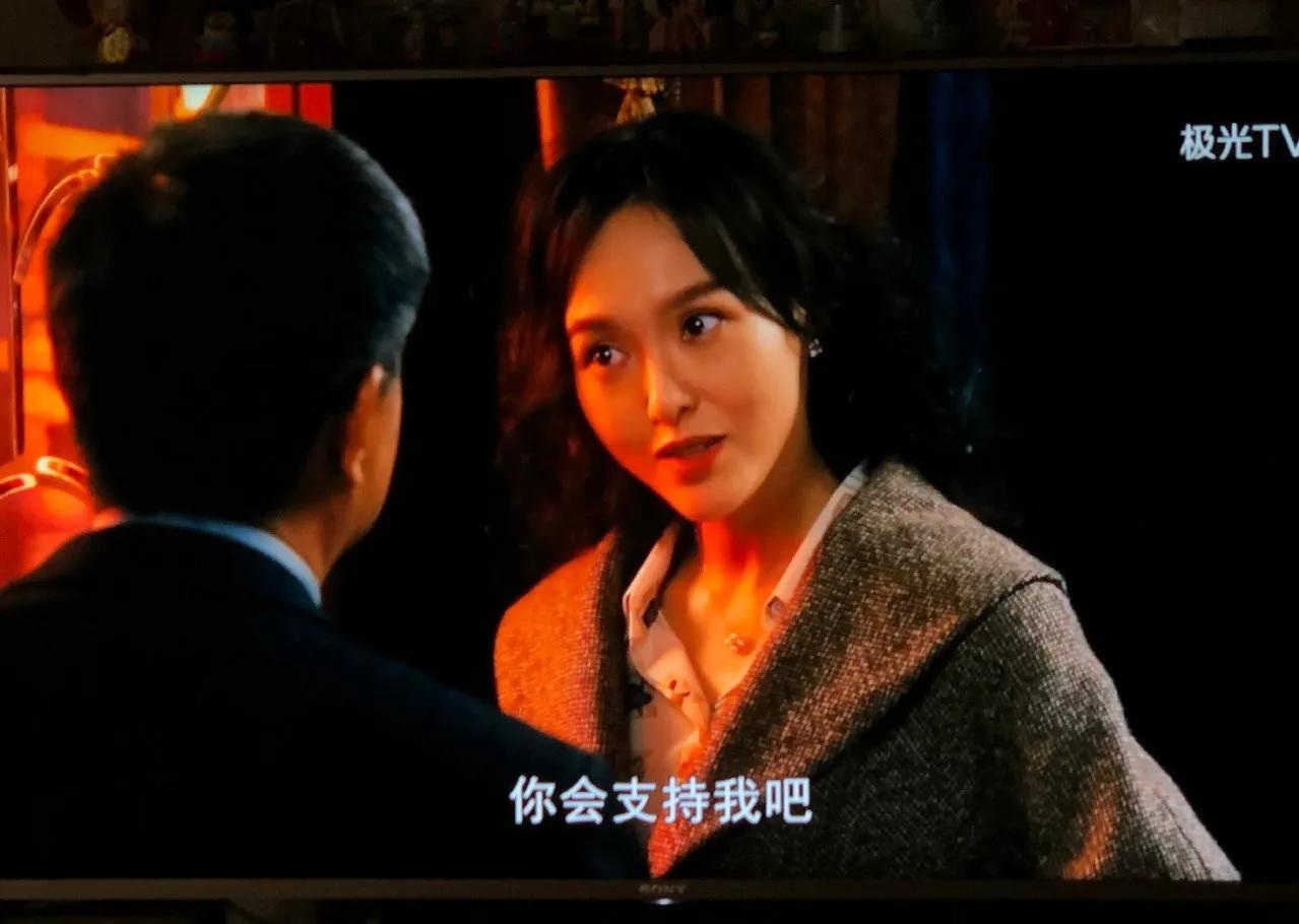 今天汪小姐在至真园开招商会这段是补拍的诶，头势留海不一样了，而且唐嫣皮肤状态也完