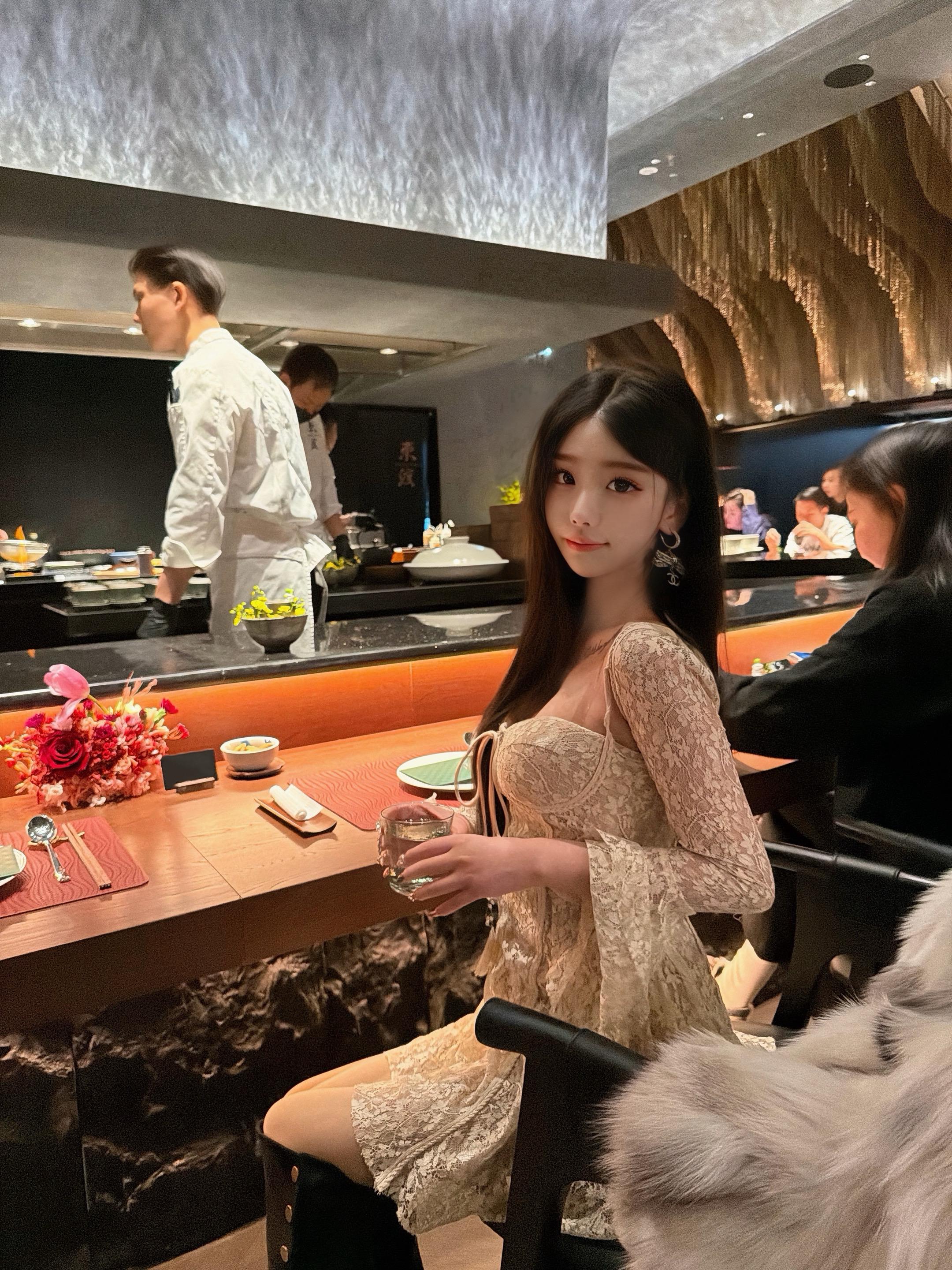 我的酒量是五瓶罗曼尼康帝，或者是你叫我的名字