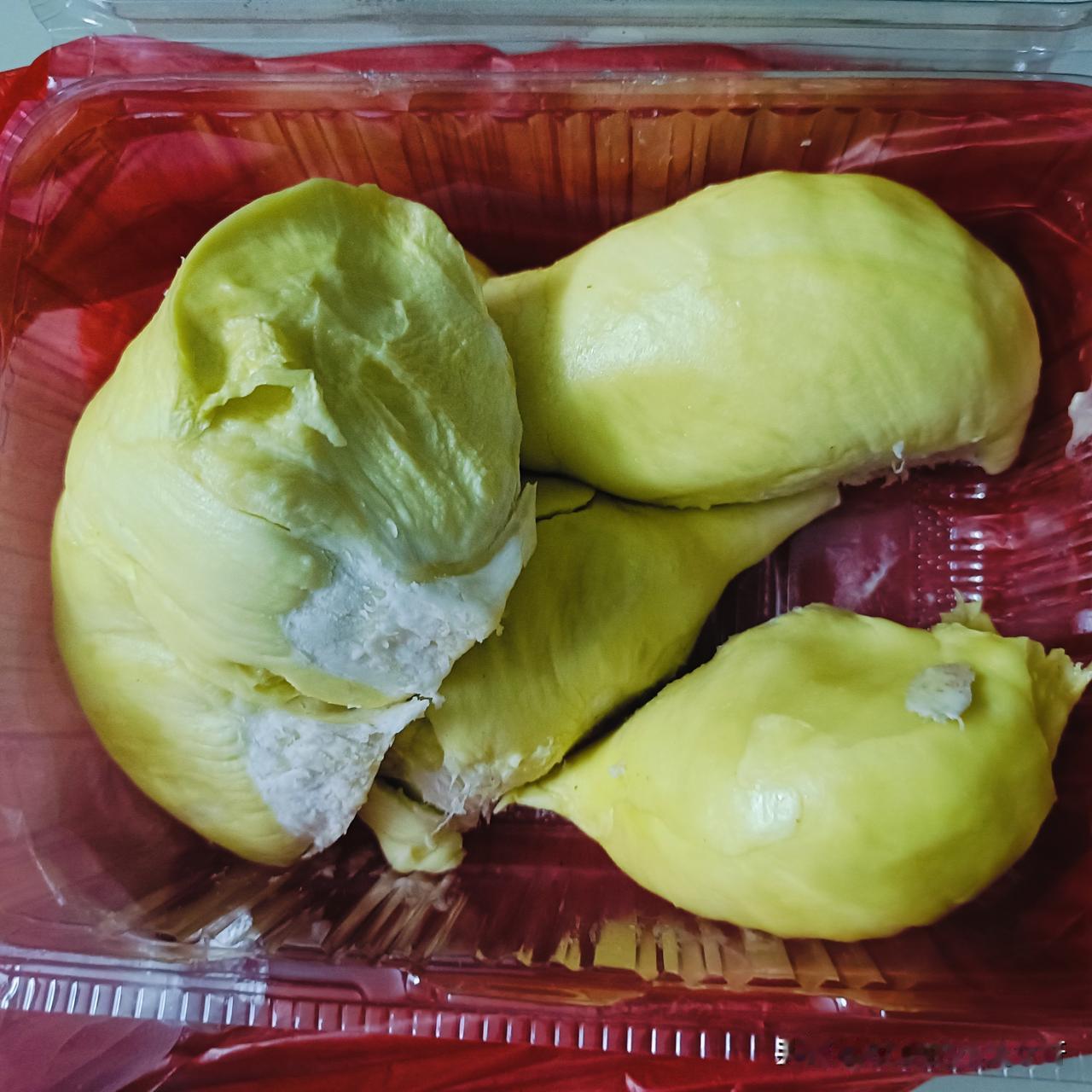 大家都在吃榴莲，我也嘴馋了，我们这种人没人买来吃，今晚上去跑步自己顺道也买了一个