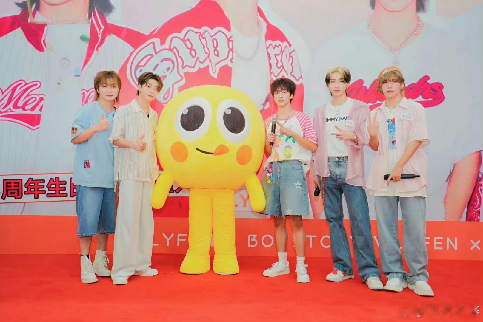 🎊BOYSTORY 空降上海当店长，一日店长的幸福爆棚。🥰零食礼物收不停，歌