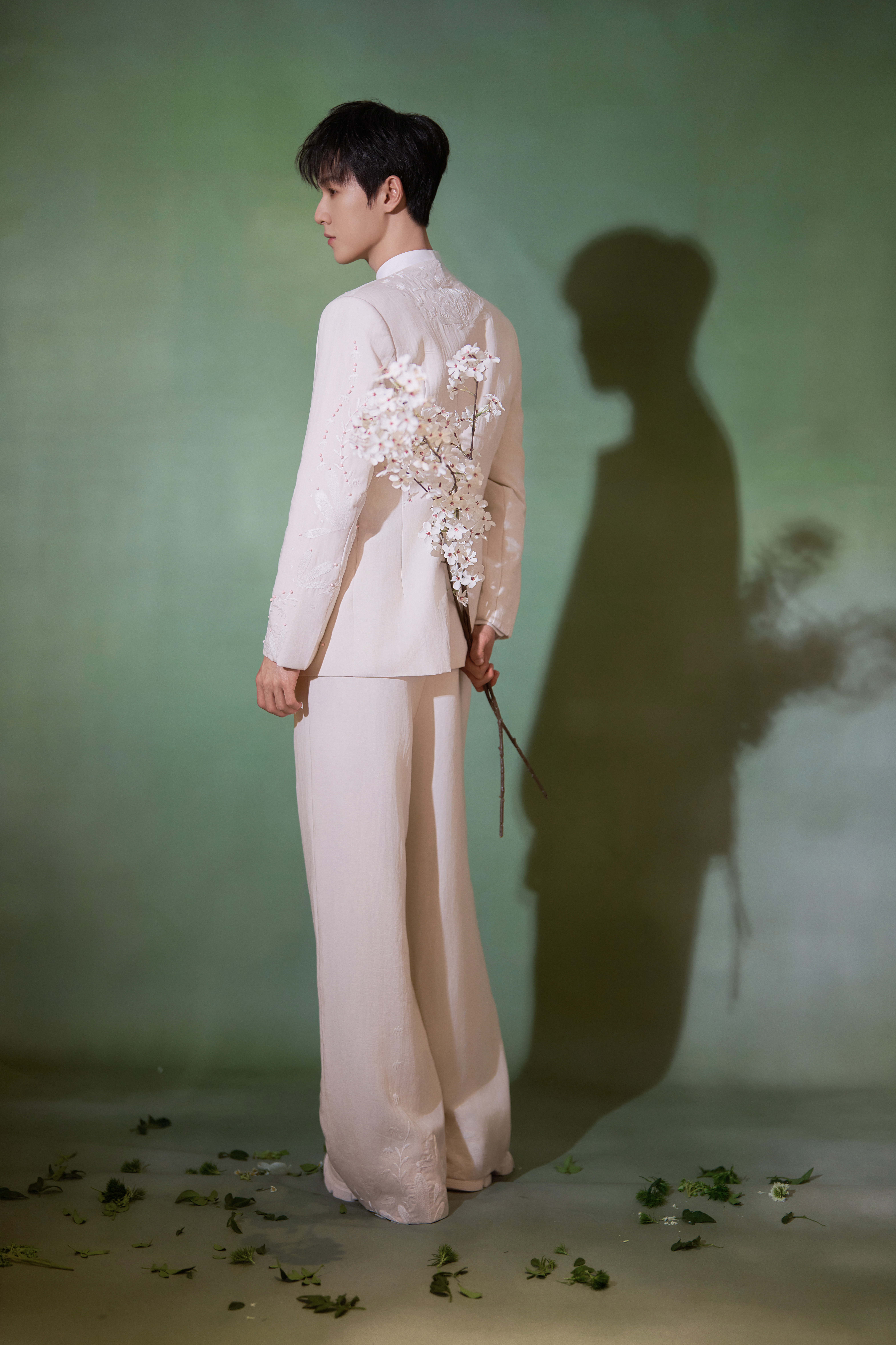 李昀锐 × fresh 线下活动，身穿三寸盛京26春夏新中式刺绣套装亮相，Tit