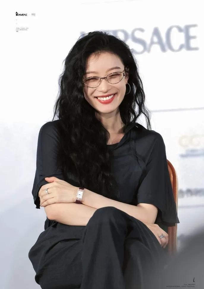 倪妮的气质真的太出挑了！🔥
黑色T恤+阔腿裤，休闲随性又高级，金丝眼镜一戴，氛