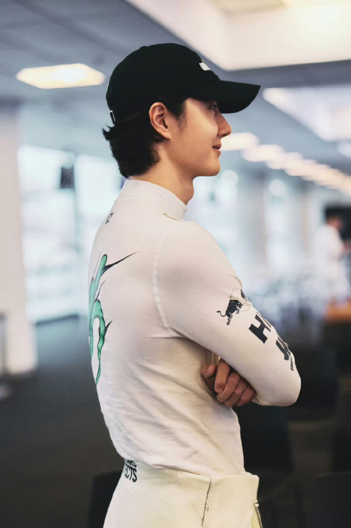 王一博赛前试车这状态，85号车手要平安出征，发挥出理想水平！ ​​​