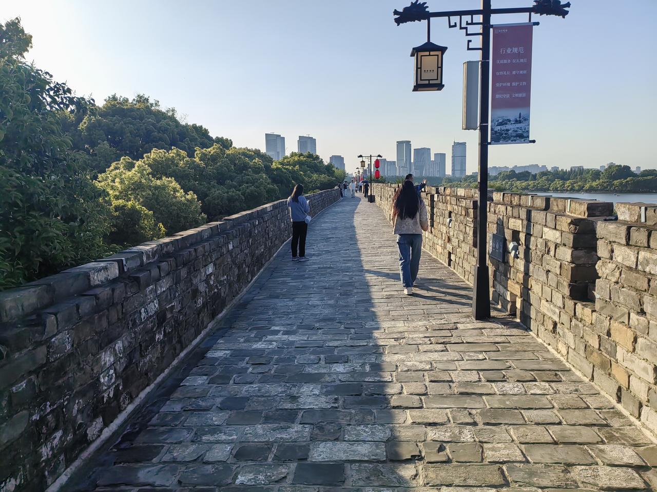 南京矮城墙
南京这个矮城墙，各个方面都是非常好，我真是越看越喜欢，太适合徒步游玩