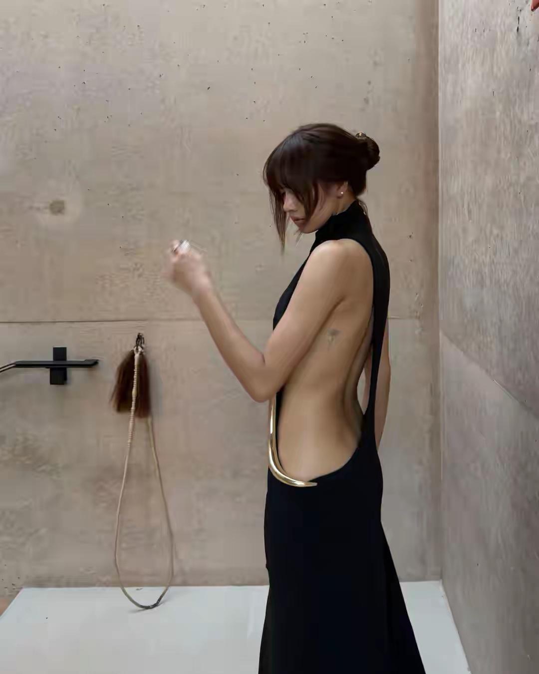 Lisa近期在社交平台晒出一组活动大片，现身犹他州地平线活动现场，造型十分吸睛。