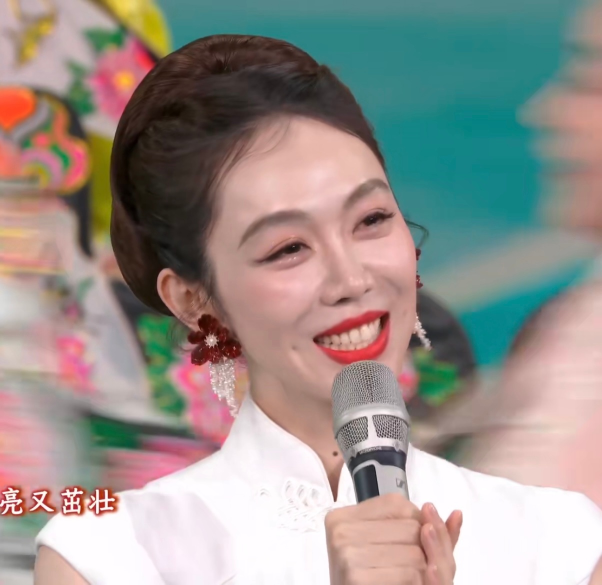 姜妍粉底用的哪家的，说出来给大家避雷一下吧[二哈][二哈][二哈]白中发灰，一点