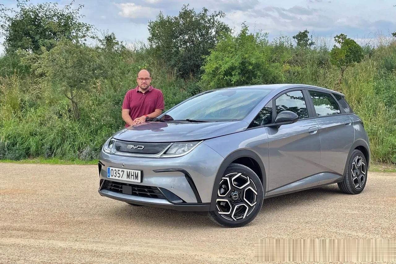 欧洲媒体试驾比亚迪海豚，来看看欧规的比亚迪海豚和国内的有什么区别？我能看到的是前