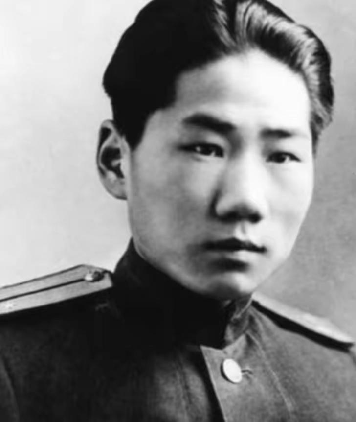1955年，中央派人前往朝鲜挖毛岸英坟墓，可当大家刚开始挖，就突然跑过来一名妇女