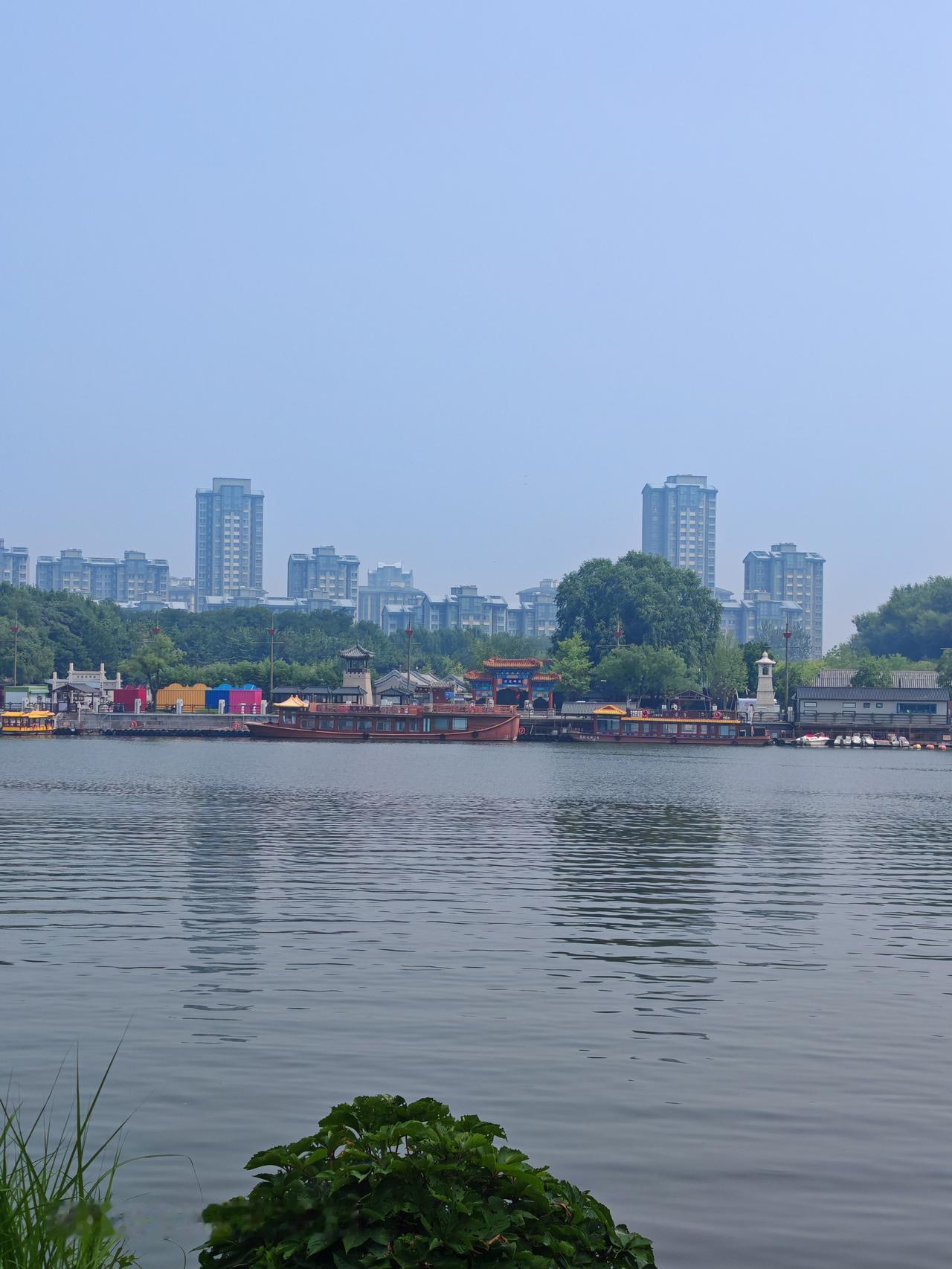 城市繁华，水波荡漾。北京通州大运河风景独好