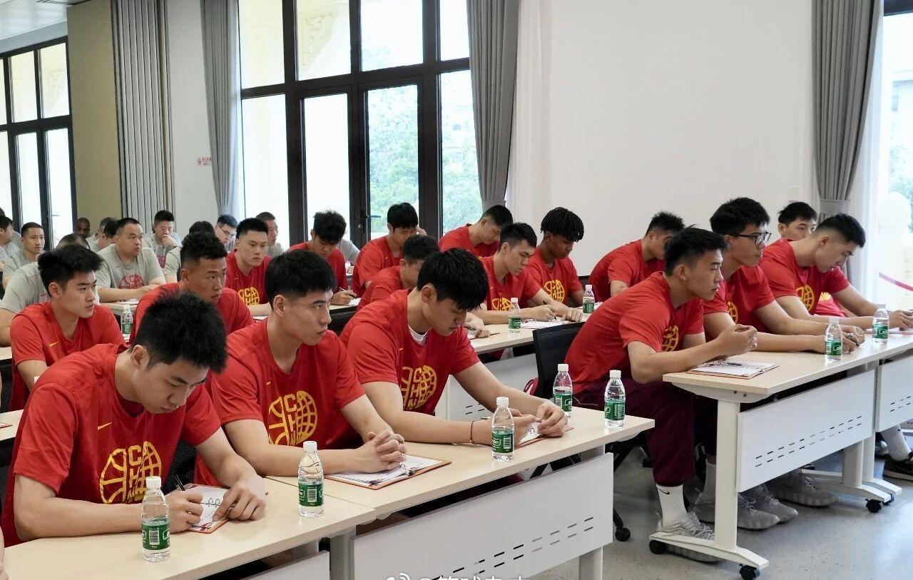据中国体育报消息，6月12日，中国男篮在北京举行集训入队会。中国男篮主教练郭士强