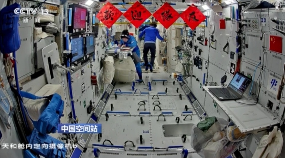 【空间站仪式感满满 #神十九乘组准备好欢迎队友#】#中国空间站已贴上了欢迎队友#