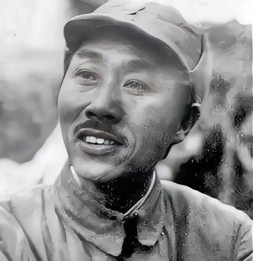 1940年秋，太行山黄崖洞兵工厂内，刘鼎正对着日军掷弹筒苦思。这不到3公斤的铁家