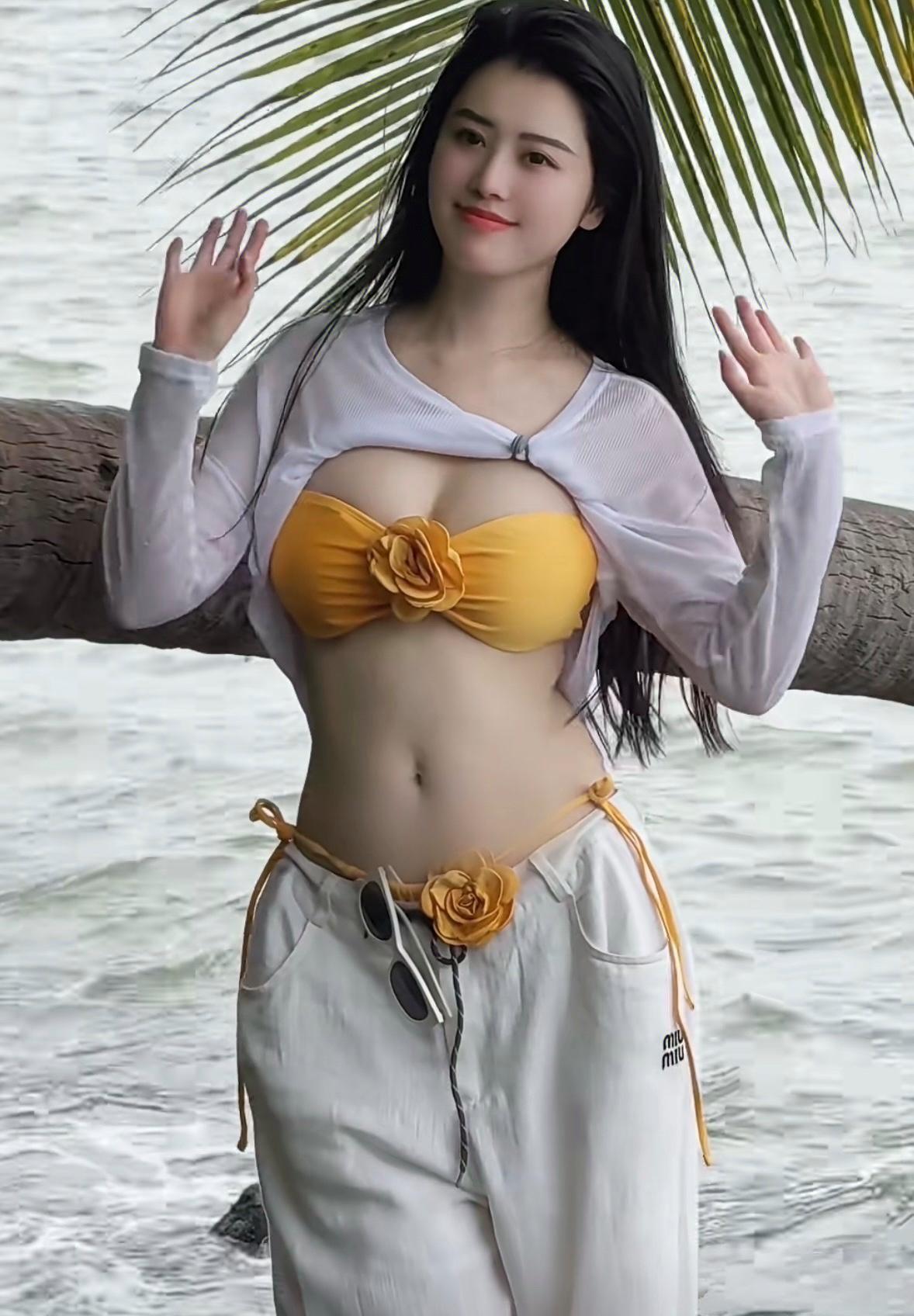 海边度假的穿搭真的太绝了！

上次去海边，看到好多人穿得超美。

有女孩穿飘逸的