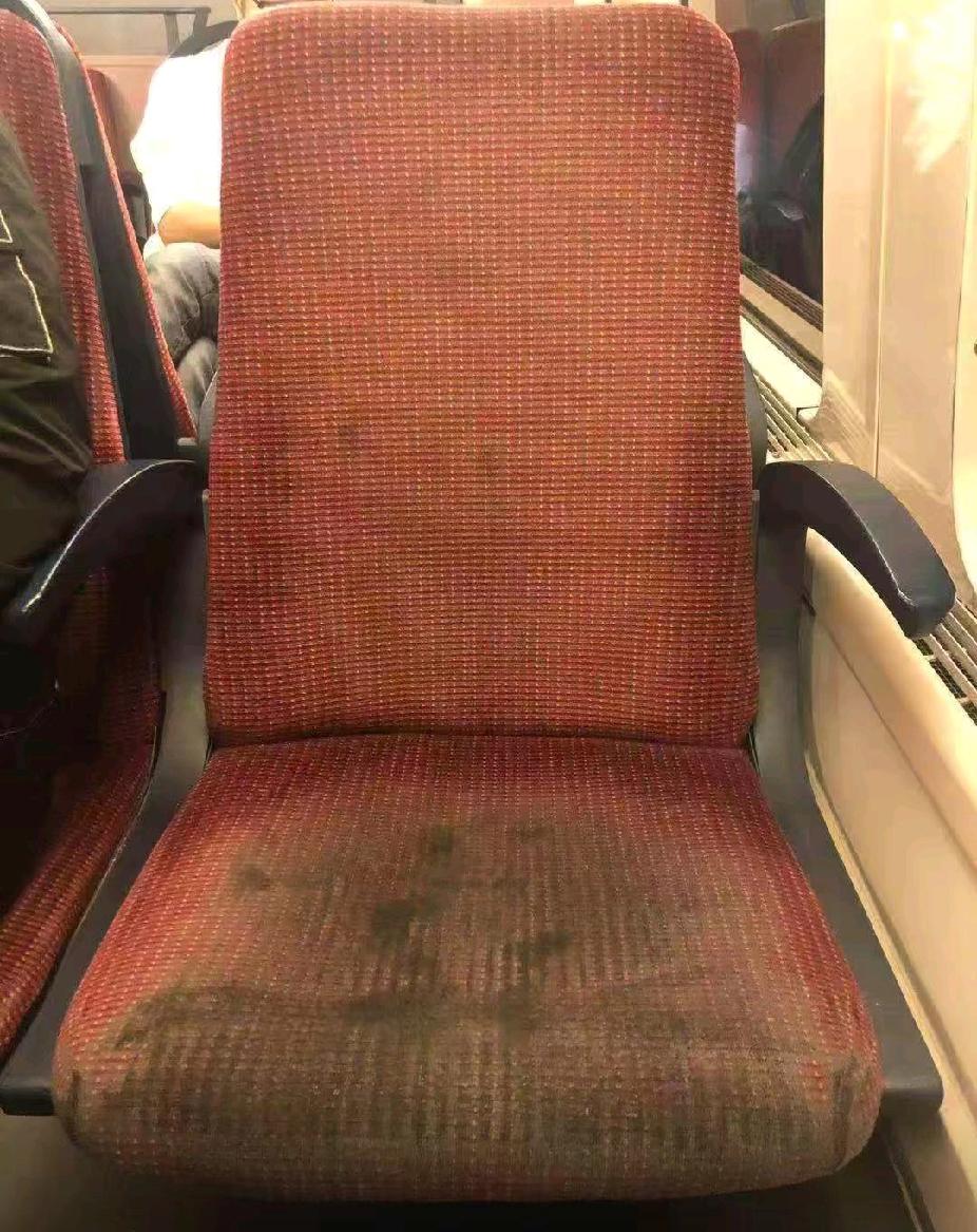 这样的公交车如果出现在国内恐怕会被骂三天三夜吧，可惜这不是国内，是巴黎，不过某些